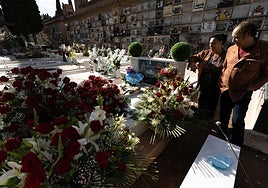 Rosa y Juan recuerdan y visitan a su hijo.
