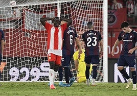 Dion Lopy lamenta una ocasión perdida en la última visita armera.