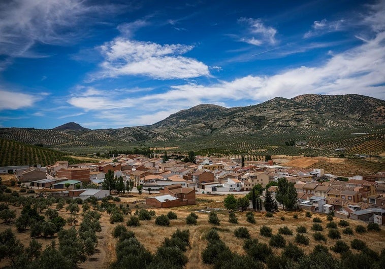 Una fiesta rave reúne a más mil personas en Campillo de Arenas