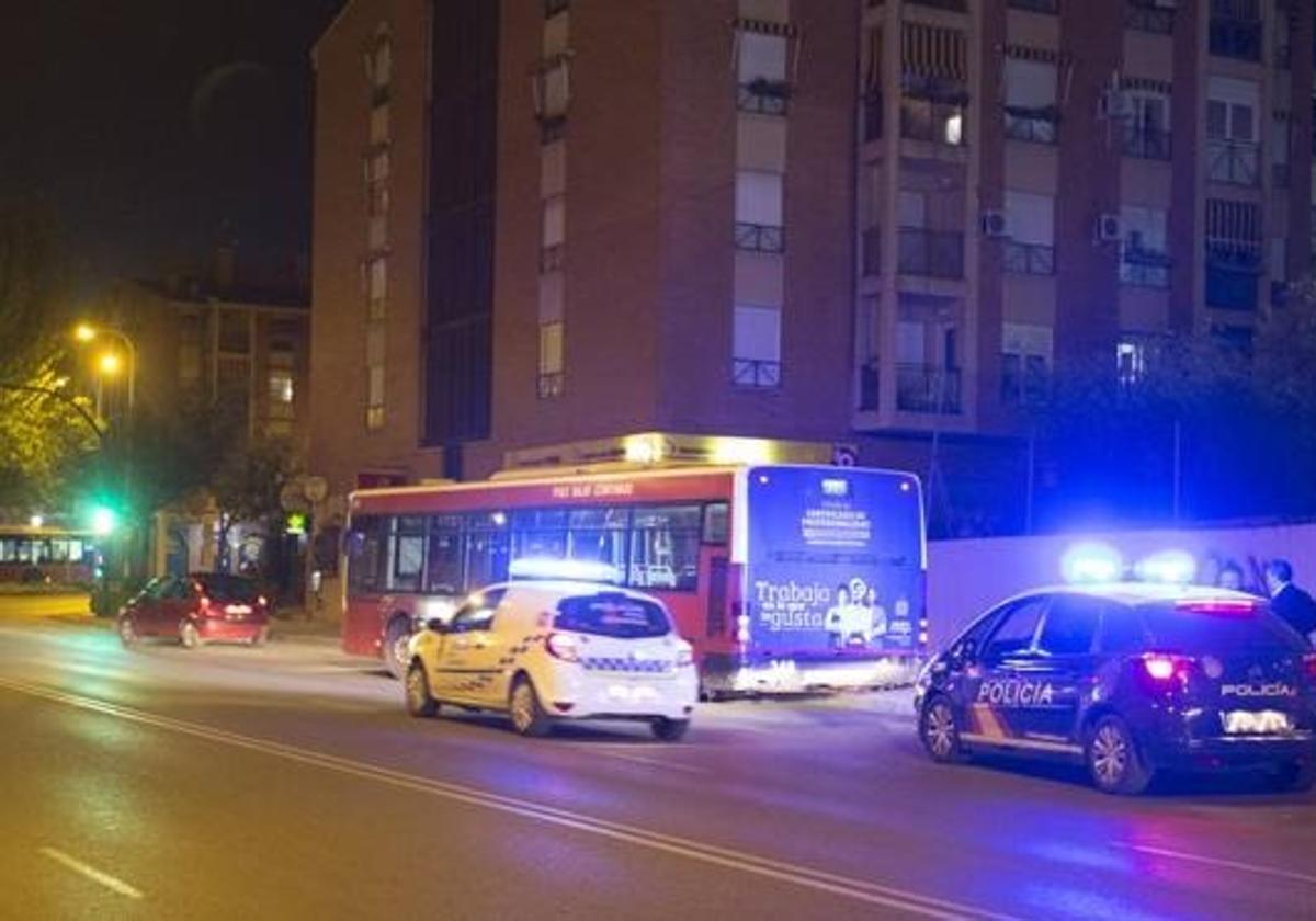 Huevazos y desvío de líneas de autobús durante la noche de Halloween en Granada