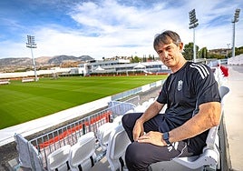 Pacheta posa desde la grada de la Ciudad Deportiva Granada CF, instalación donde su equipo entrena cada semana.