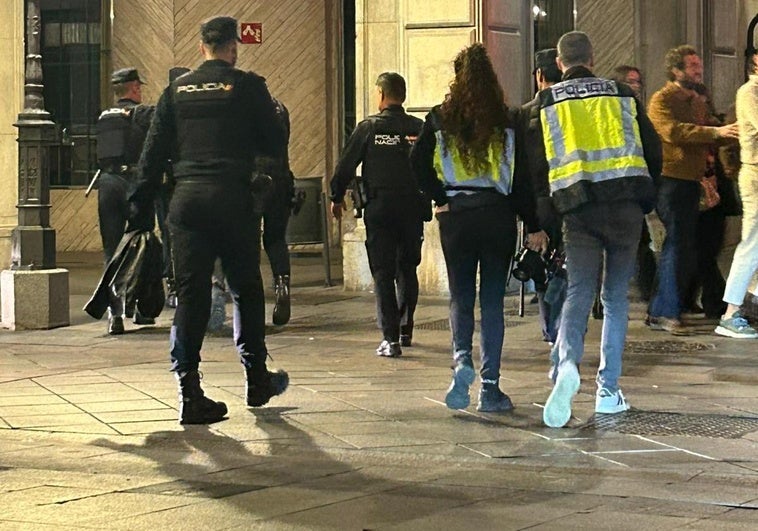 Detenido un hombre tras provocar altercados en un local de la calle Ganivet