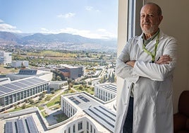 Nicolás Olea, en su despacho de la Facultad de Medicina de Granada.