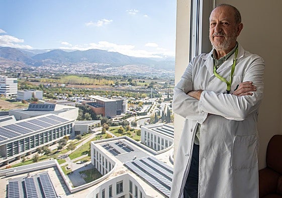 Nicolás Olea, en su despacho de la Facultad de Medicina de Granada.