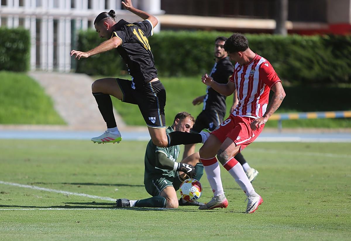 Adrián Fernández se hace con el balón ante Iker Burgos.