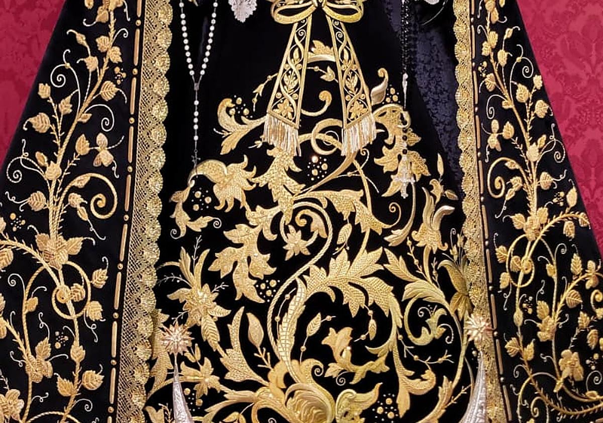 Imagen principal - Detalles del nuevo manto de la Virgen de la Salud