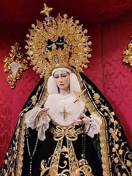 La Virgen porta la nueva prenda desde este sábado en la iglesia de María Axiliadora en el Zaidín