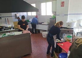 Trabajo de los voluntarios en las cocinas.