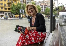 Berna GonzálezHarbour posa con su libro 'Qué fue de los Lighthouse'.