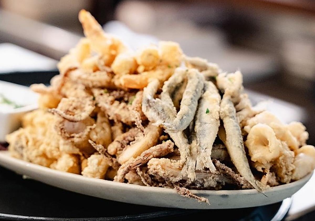 Imagen principal - El restaurante de Granada que ofrece «platos grandes y de calidad para que la gente disfrute»