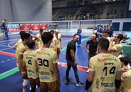 Manolo Berenguel se dirige a sus jugadores.