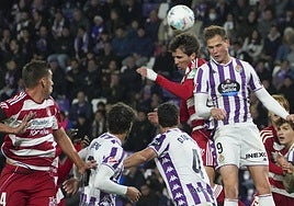 Lama acude a un despeje con Latasa.