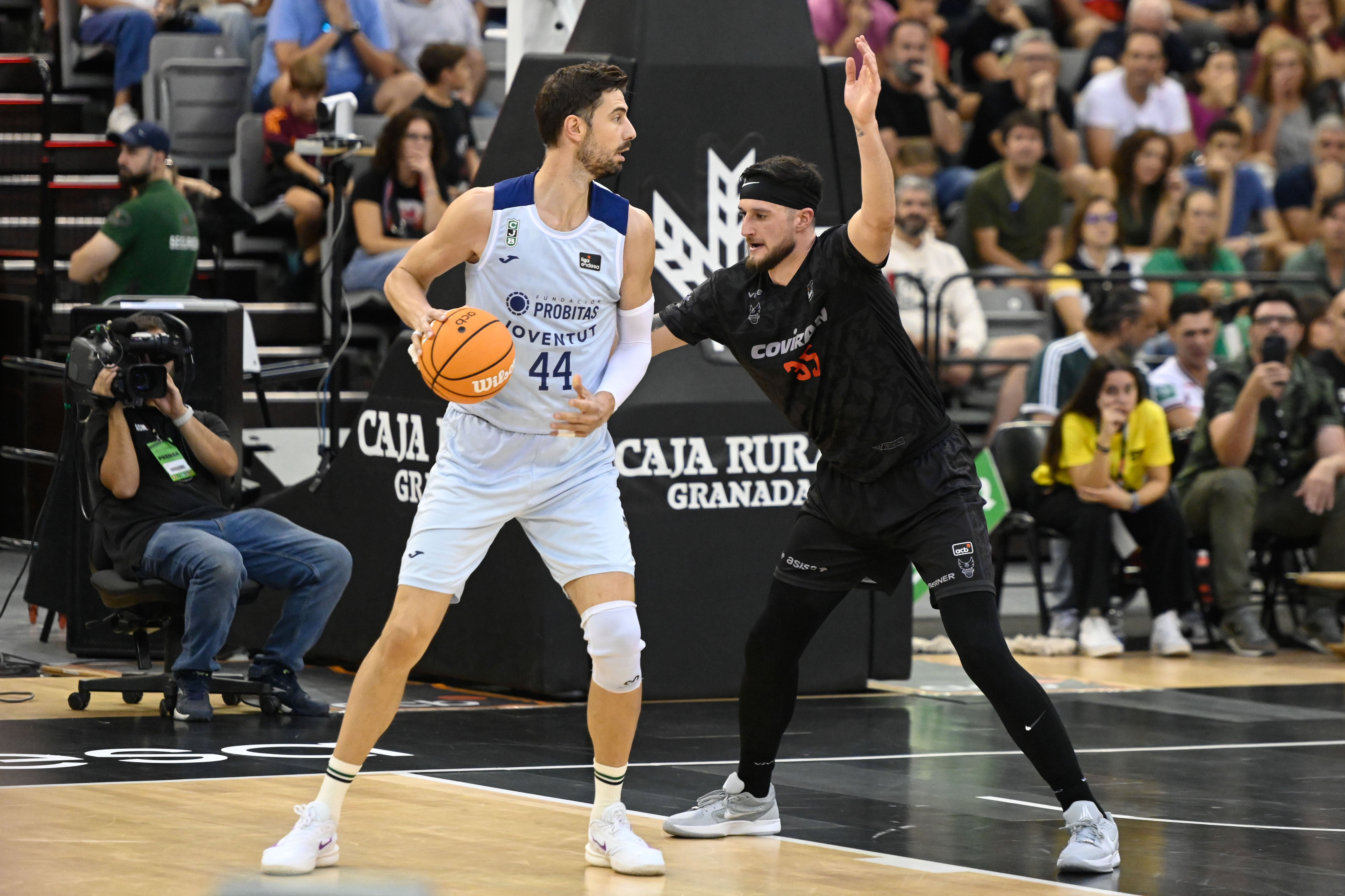 Zach Hankins (d) defiende a Ante Tomic, del Joventut, en su primer partido oficial como rojinegro.