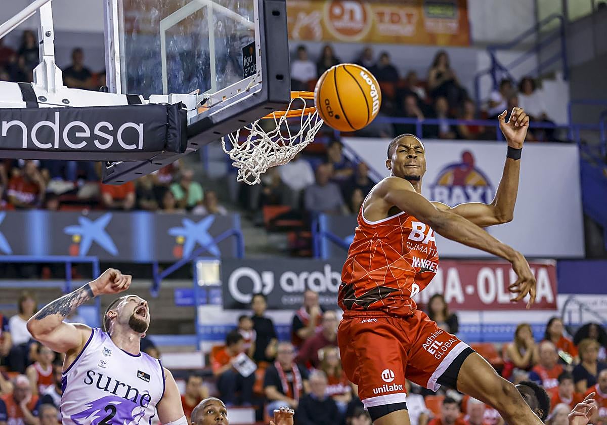 Espectacular tapón de Akobundu-Ehiogu, del Baxi Manresa.