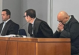 El acusado (derecha) durante la vista oral.