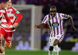 A la derecha, el blanquivioleta Amath encara a los jugadores del Granada.