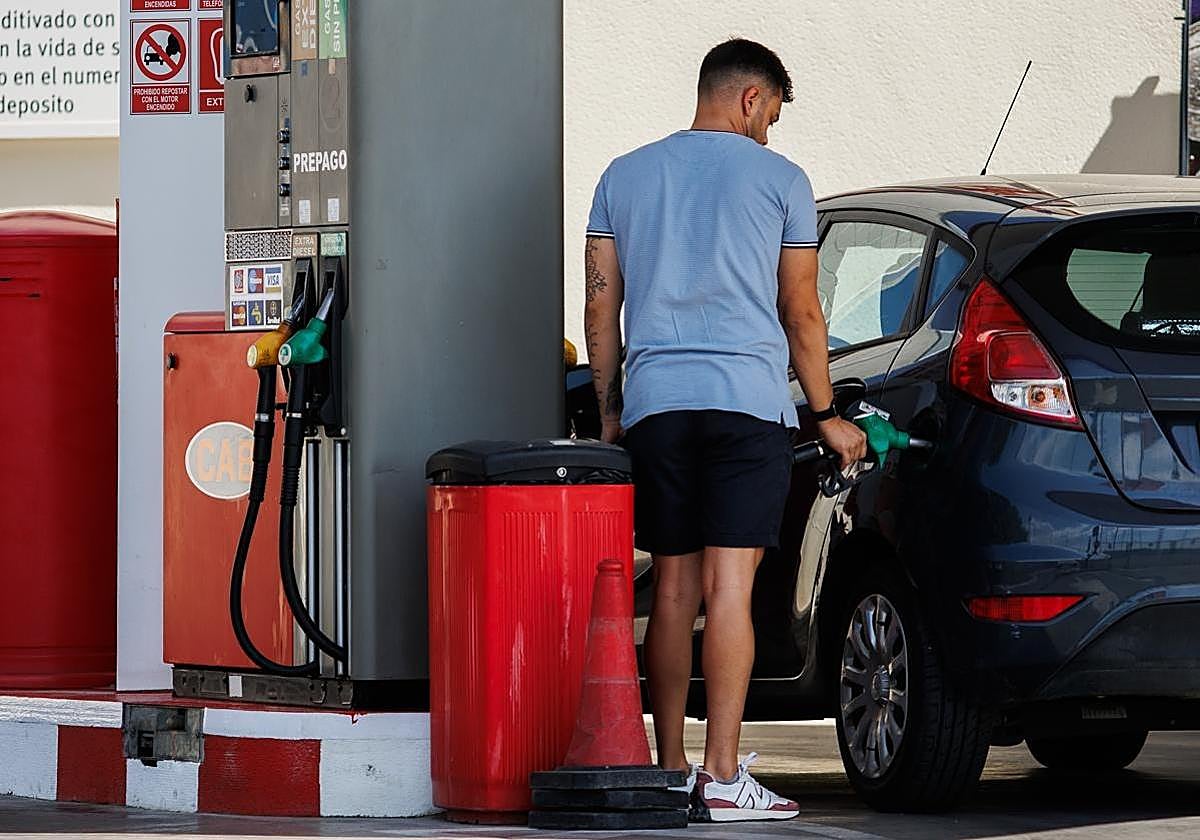 El mejor y el peor día para echar gasolina de la semana, según la OCU.