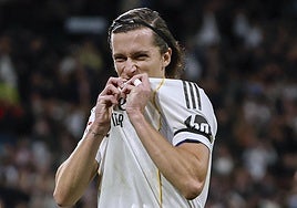 Álvaro Fernández Carreras besa el escudo del Real Madrid al celebrar su gol.