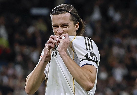 Álvaro Fernández Carreras besa el escudo del Real Madrid al celebrar su gol.