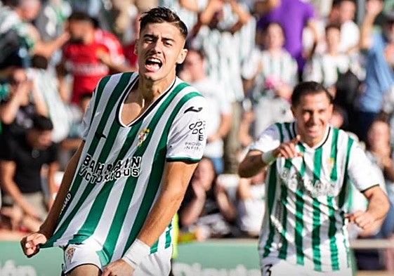 Dani Requena celebra su primer gol con el Córdoba.