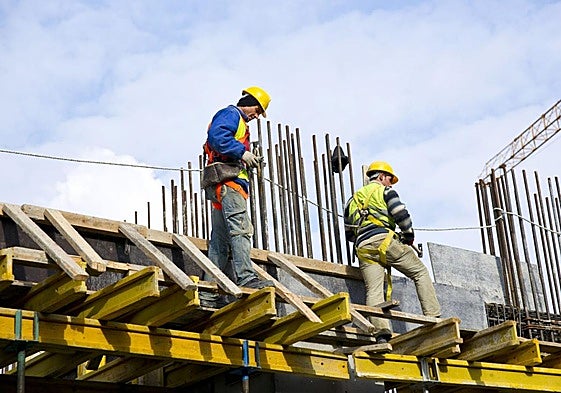 Trabajadores en obras de la construcción, uno de los sectores afectados por la alta siniestralidad laboral.