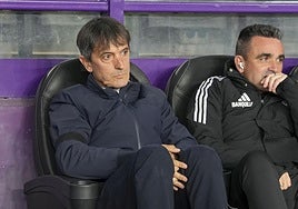 A la izquierda, Pacheta presencia el partido del Granada en Valladolid.