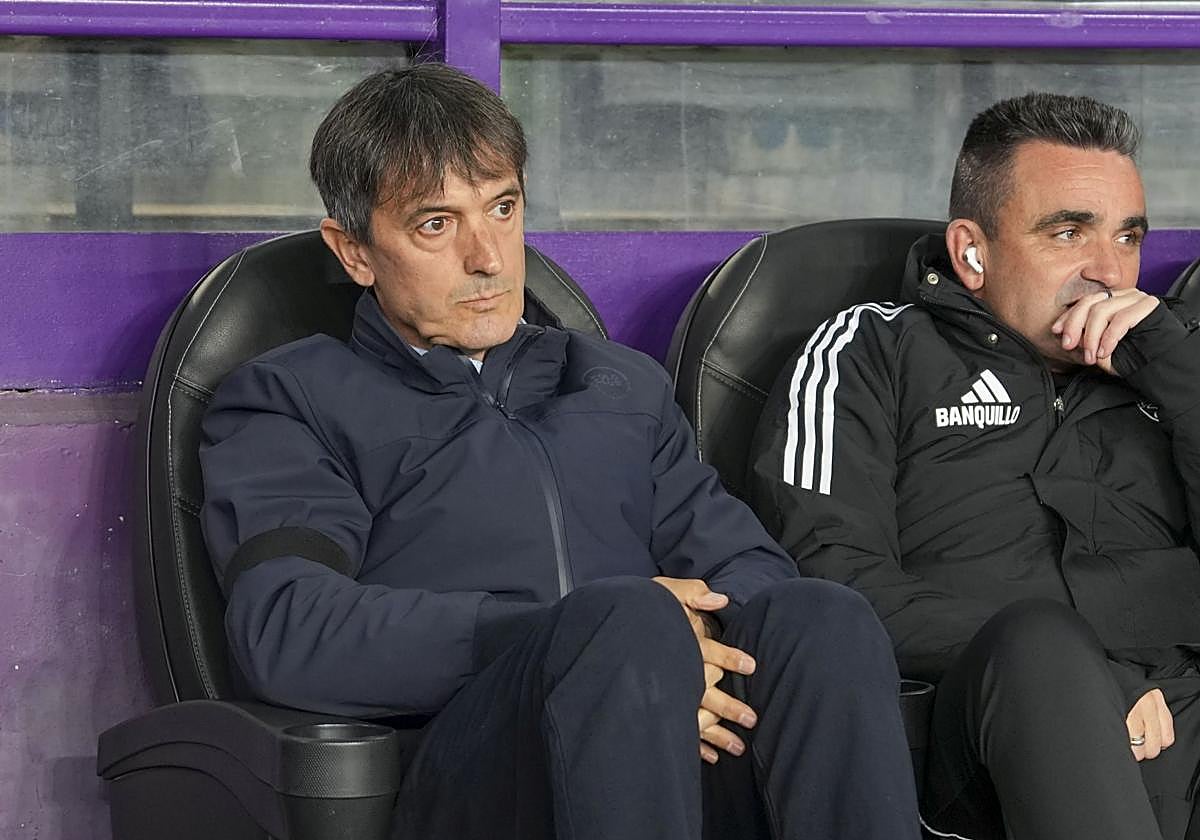 A la izquierda, Pacheta presencia el partido del Granada en Valladolid.