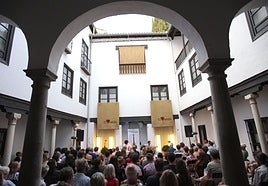 Cientos de personas asisten a un concierto en el patio del Museo Casa de los Tiros.