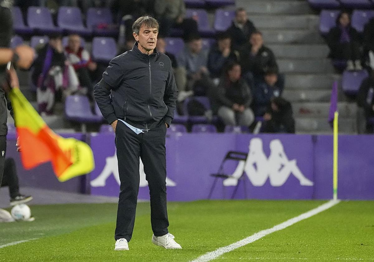 Pacheta dirige a sus futbolistas en Valladolid.