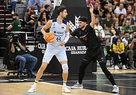 Zach Hankins (d) defiende a Ante Tomic, del Joventut, en su primer partido oficial como rojinegro.