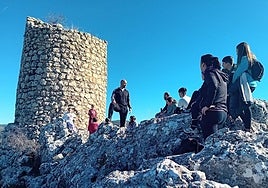 El docente en una salida con escolares.