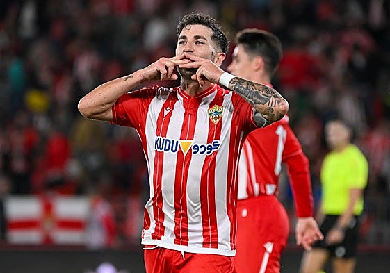 Embarba celebra el sexto gol en Liga para la UD Almería.