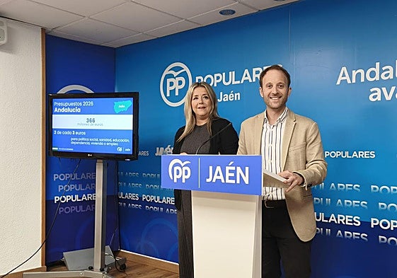 Elena González y Erik Domínguez, en rueda de prensa en la sede del PP de Jaén.
