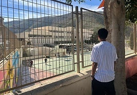 Un niño observa el patio de recreo del IES La Contraviesa.