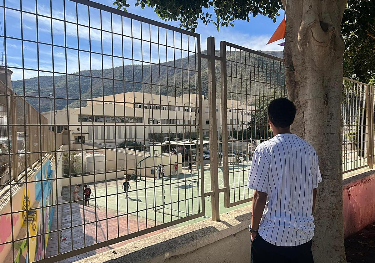 Un niño observa el patio de recreo del IES La Contraviesa.