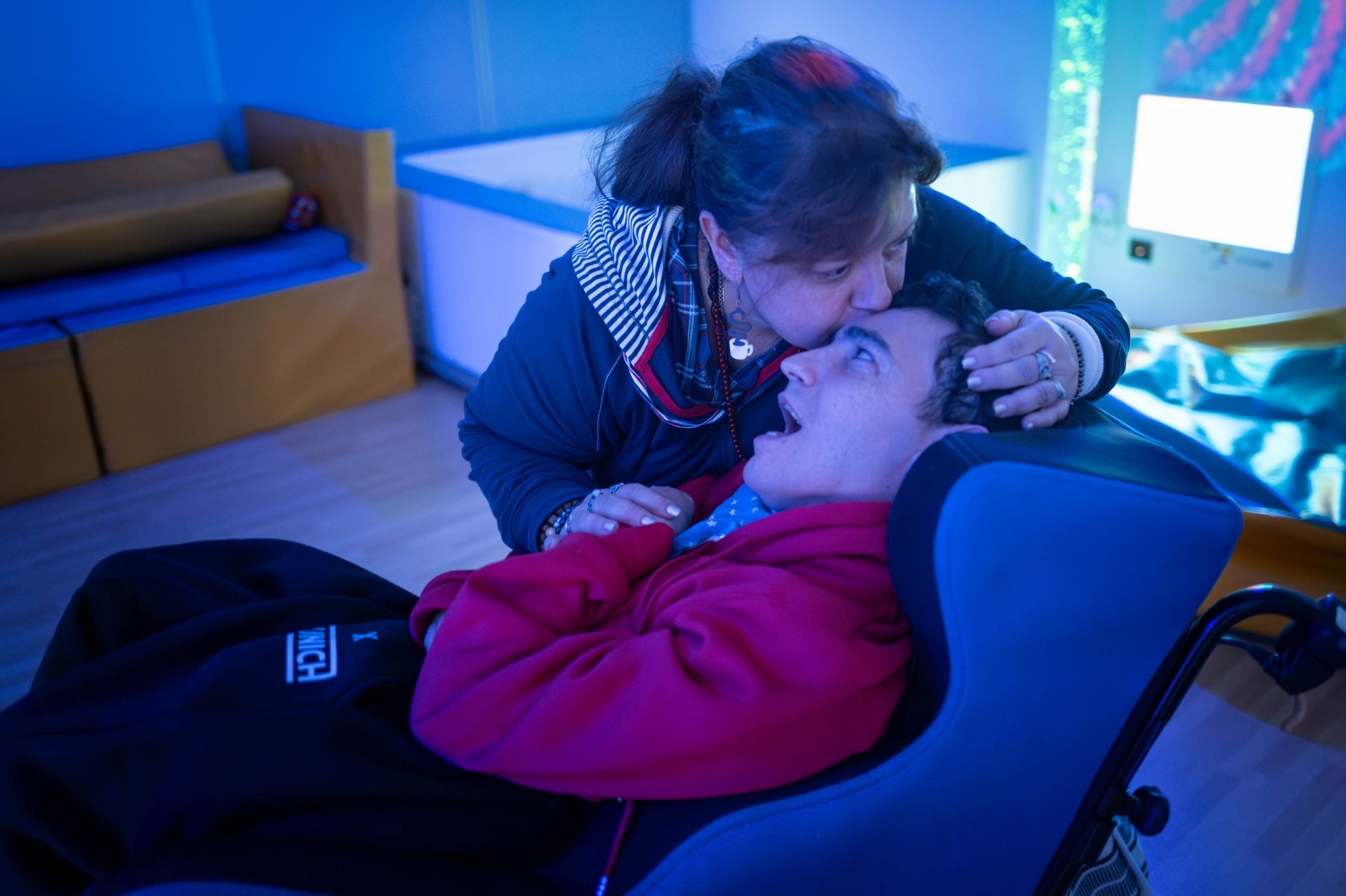 Magdalena besa a su hijo Antoñito, atendido a diario en el área hospitalaria de la Fundación Purísima Concepción.