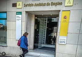 Una persona entra en una oficina del Servicio Andaluz de Empleo.