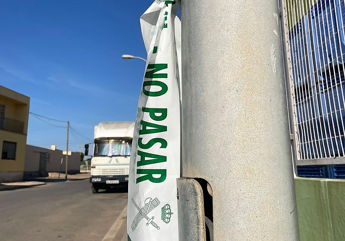 Restos del cordón en el lugar donde se halló el vehículo con el cadáver en el polígono de San Agustín.