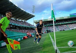 Rubén Díez bota un saque de esquina en Córdoba.