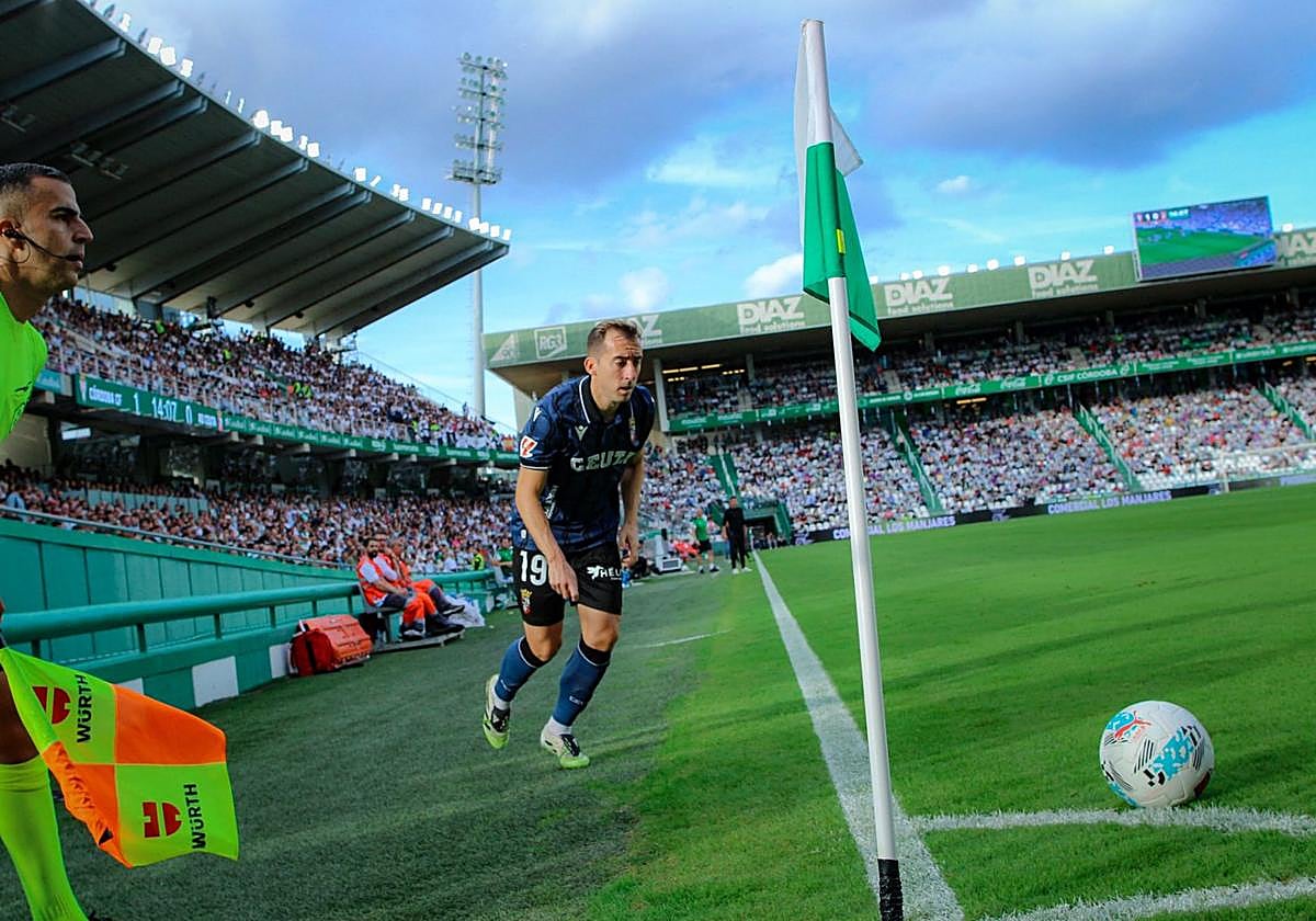 Rubén Díez bota un saque de esquina en Córdoba.
