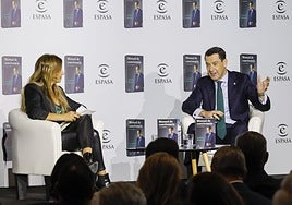 El presidente andaluz, Juanma Moreno, ayer en la presentación de su primer libro.