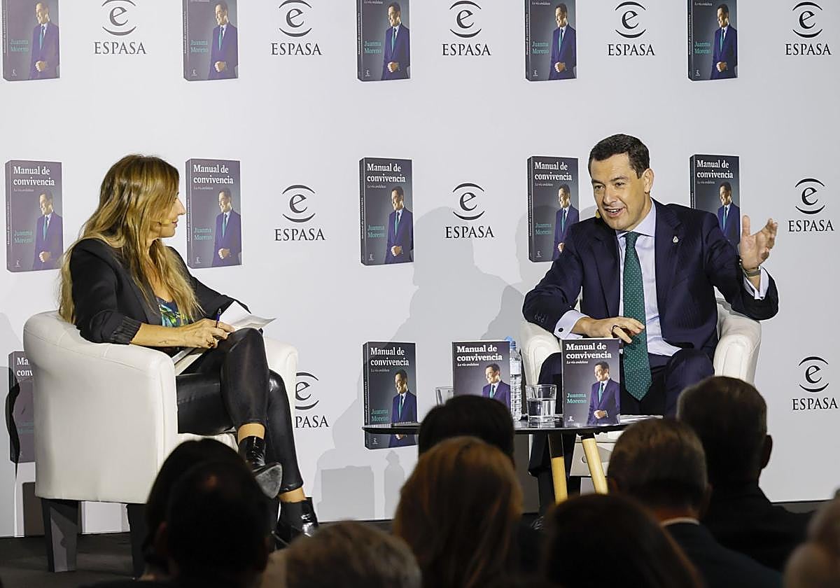 El presidente andaluz, Juanma Moreno, ayer en la presentación de su primer libro.