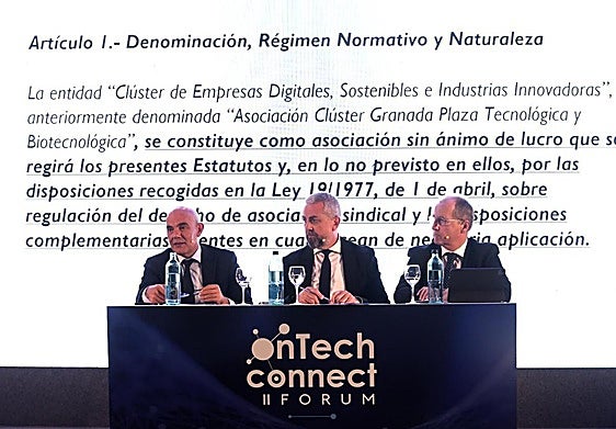 Marcelo Vázquez flanqueado por Antonio Alcántara, gerente de onTech y Luis Fernández Palacios, secretario general de la CEA.