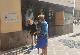 Aspecto que presentaba el escaparate de la tienda de 'El Abuelo' tras el robo.