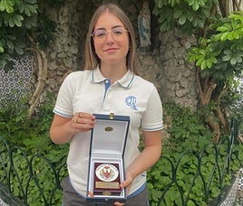Lydia Lucía Pérez posa con el galardón de Jaén.