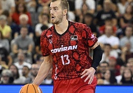 Matt Thomas bota el balón.