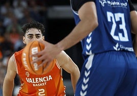 Puerto, detrás del balón.