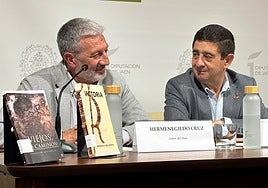 El autor junto al presidente de la Diputación.