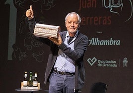 Juan Ferreras, tras recoger el premio Memorial Antonio Lozano de Granada Noir.