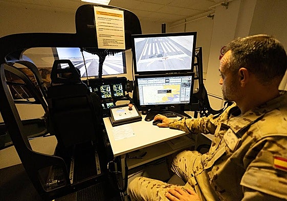Uno de los instructores trabaja con uno de los simuladores que se integrarán en el nuevo centro.